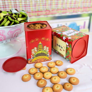Sturdy family size metal biscuit tin with secure seal​